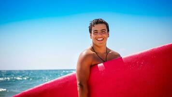alegre Garoto com prancha de surfe foto