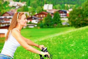 bicicleta Tour dentro alpino montanhas foto