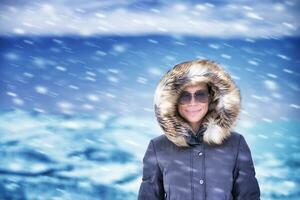 feliz mulher em inverno período de férias foto