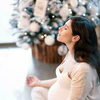 grávida mulher meditando foto