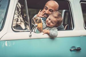 família feliz no carro foto