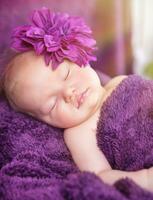 fofa recém-nascido menina dormindo foto