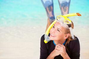 feliz turista menina snorkeling foto