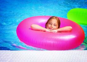 garota feliz na piscina foto