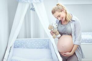 fofa grávida mulher às casa foto