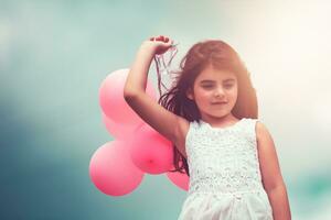 feliz menina com ar balões foto