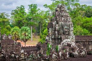 faces de pedra antigas do templo bayon, angkor, camboja foto