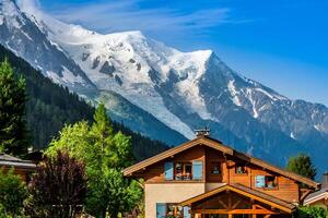 lindo madeira chalé dentro chamonix, França, mont blanc em uma ensolarado dia foto