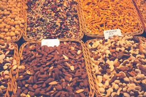 barcelona, la boqueria uma coberto mercado para peixe, carne, vegetais, frutas e alimentos do todos tipos foto