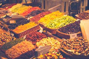 frutas e legumes impedir dentro la boqueria, a a maioria famoso mercado dentro barcelona. foto
