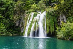 grande cascata Visão dentro a nacional parque do plitvice dentro Croácia foto