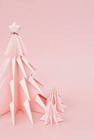 Rosa origami Natal árvores monocromático inverno feriados fundo. foto