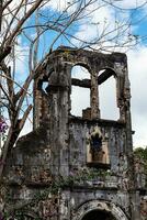 ruínas do Sino torre católico Igreja destruído durante a Vietnã guerra. foto