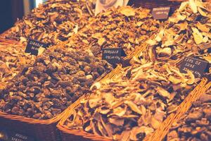 barcelona, la boqueria uma coberto mercado para peixe, carne, vegetais, frutas e alimentos do todos tipos foto