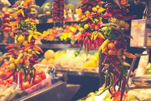 barcelona, la boqueria uma coberto mercado para peixe, carne, vegetais, frutas e alimentos do todos tipos foto