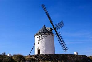 Cervantes não Quixote moinhos de vento e consuegra castelo. castela la mancha, Espanha foto