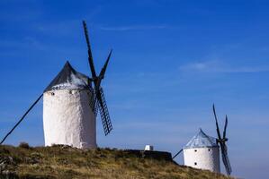 Cervantes não Quixote moinhos de vento e consuegra castelo. castela la mancha, Espanha foto