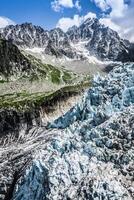 Visão em argentière geleira. caminhada para argentière geleira com a Visão em a maciço des aiguilles vermelhos dentro francês Alpes foto