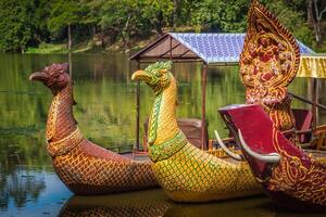 tailandês tradicional barcos em a lago perto, bayon têmpora dentro Angkor Tom, Siem Reap, Camboja. foto