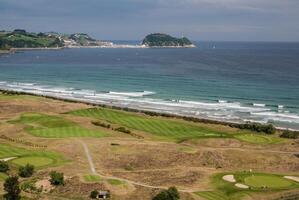 panorâmico Visão do Zarautz com guetaria em a fundo em uma brilhante ensolarado verão dia. foto