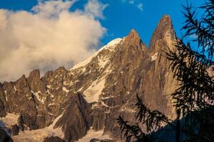Visão do dru pico dentro chamonix, Alpes, França foto