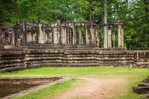 antigo khmer arquitetura. surpreendente Visão do Bayon têmpora às pôr do sol. Angkor wat complexo, siem colher, Camboja viagem destinos foto