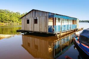 casas em palafitas subir acima a poluído água dentro ilha Peru foto