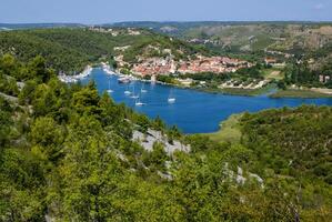 skradin - pequeno cidade em adriático costa dentro Croácia, às a Entrada dentro Krka nacional parque foto