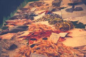 barcelona, la boqueria uma coberto mercado para peixe, carne, vegetais, frutas e alimentos do todos tipos foto