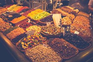 barcelona, la boqueria uma coberto mercado para peixe, carne, vegetais, frutas e alimentos do todos tipos foto