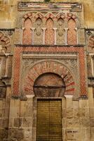 detalhe do a decoração do 1 do a muitos portas este pode estar encontrado dentro a mesquita do Córdoba - Espanha foto