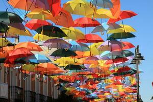 rua decorado com colori guarda-chuvas.madrid getafe Espanha foto