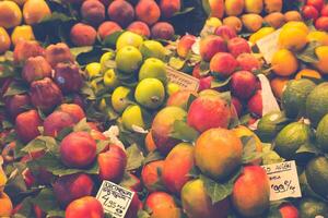 barcelona, la boqueria uma coberto mercado para peixe, carne, vegetais, frutas e alimentos do todos tipos foto