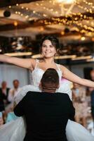 a primeiro dança do a noiva e noivo dentro uma restaurante foto