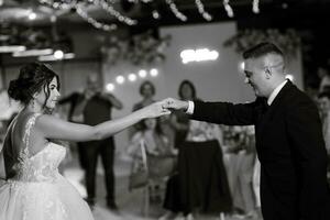 a primeiro dança do a noiva e noivo dentro uma restaurante foto
