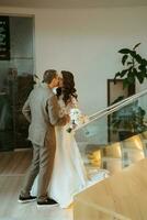 encontro do a noiva e noivo em a hotel escadas foto