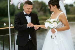 cerimônia de casamento dos noivos no cais foto