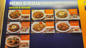Jacarta, Indonésia. janeiro 2, 2024. uma cardápio é exibido em uma parede com diferente tipos do Comida foto