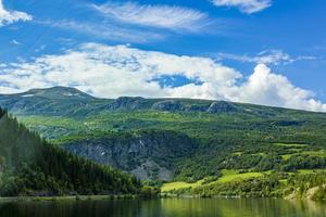 belo fiorde e paisagem montanhosa na Noruega foto