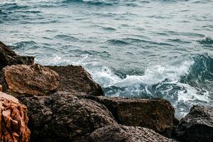 inverno mar com pedras em a de praia conceito foto. embaixo da agua Rocha. Mediterrâneo mar. foto