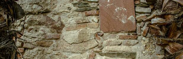 fechar acima velho cinzento tijolo textura parede conceito foto. medieval arquitetura, quintal com Palma árvores foto