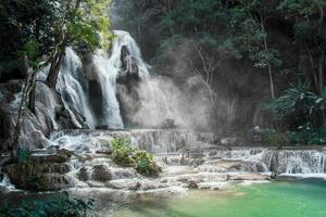 cachoeiras kuang si, luang prabang, laos foto