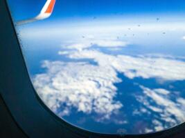tiro do a flocos de neve em a janela do a avião. foto