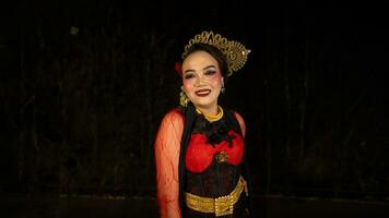 a indonésio dançarino torna-se a embaixador do cultural beleza e elegância de dançando em etapa foto