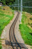 estrada de ferro dentro ensolarado dia, Suíça. isto é clássico estrada de ferro. foto