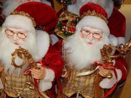 presentes de natal papai noel e decorações para árvores de natal foto