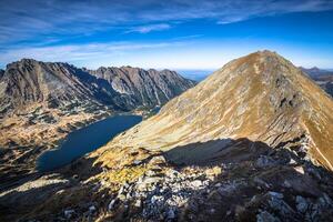 vale do cinco lagoas dentro a tatra montanhas, Zakopane, Polônia foto