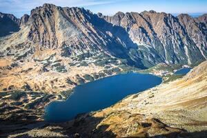 bonito montanha lago dentro a verão, vale do cinco lagos, Polônia, zakopane foto