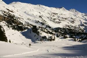 fresco esqui declive e montanhas dentro ensolarado dia foto