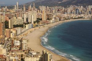 Benidorm - cidade do arranha-céus Próximo para Mediterrâneo de praia. foto